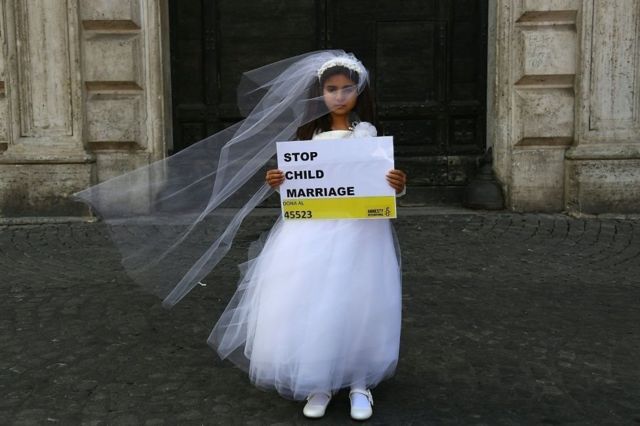 کم عمری کی شادیاں،لڑکی کی شادی کی عمر 16 سال سے بڑھا کر 18 سال کرنے کی تجویز‘ Bbc News اردو 