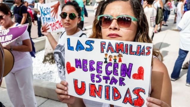 Una protesta a favor de la reunificación familiar de migrantes