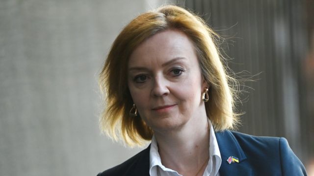 Minister spraw zagranicznych Liz Truss opuszcza Downing Street 10 po posiedzeniu gabinetu