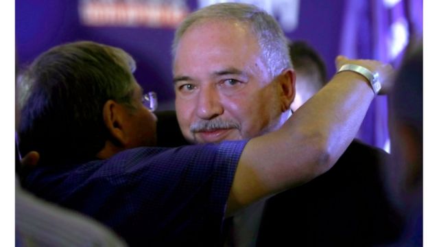 Сторонник Либермана поздравляет его с промежуточным результатом выборов, 17 сентября, Иерусалим