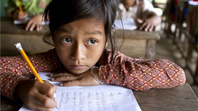 சிரமப்படும் பழங்குடி மாணவர்கள்