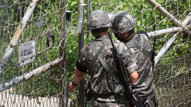 DMZ 점검 중인 한국 군인들