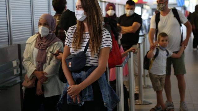 Пассажиры рейсов из Калифорнии и Турции ждут на паспортном контроле в Берлине, 29 июля, 2020 год