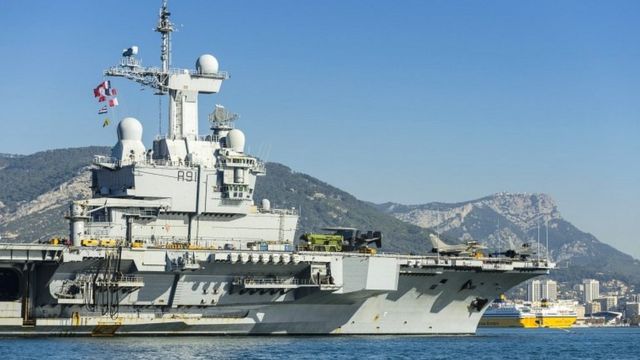 2015年11月18日に仏トゥーロンを出港する仏軍空母シャルル・ド・ゴール。仏軍は同空母からISに初の空爆を実施した。