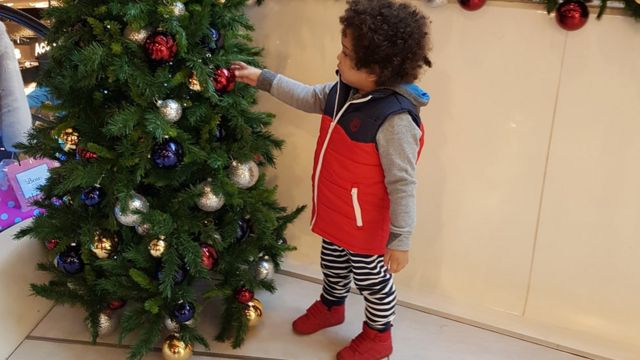 Meu filho prefere ficar trancado no quarto', o desafio dos pais de crianças  com autismo em festas natalinas - BBC News Brasil