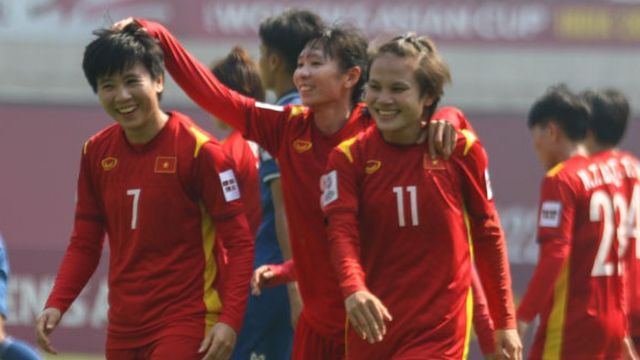 Tuyển nữ Việt Nam giành thắng lợi trước Thái Lan chỉ 24 giờ sau trận tuyển nam tạo ấn tượng trước láng giềng Trung Quốc.