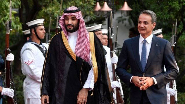 رئيس الوزراء اليوناني كيرياكوس ميتسوتاكيس مع ولي العهد السعودي الأمير محمد بن سلمان، في 26 يوليو/تموز 2022