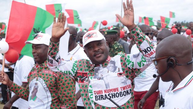 Le président burundais sortant Pierre Nkurunziza (C) réagit à l'arrivée de ses partisans à l'ouverture de la campagne du parti au pouvoir