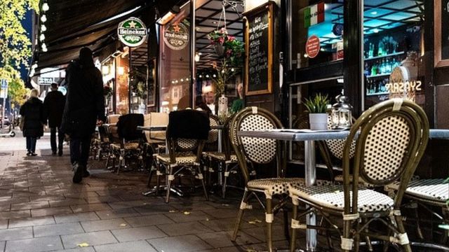 İsveç'te bir süre akşam 22.00'den sonra restoran ve barlar kapalıydı