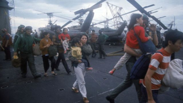 Réfugiés vietnamiens à bord d'un navire de la marine américaine avant la chute de Saigon