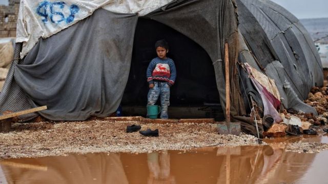 مخيم للنازحين السوريين تغمره مياه الأمطار بالقرب من بلدة كالي بريف إدلب الشمالي الخاضع لسيطرة المعارضة السورية.