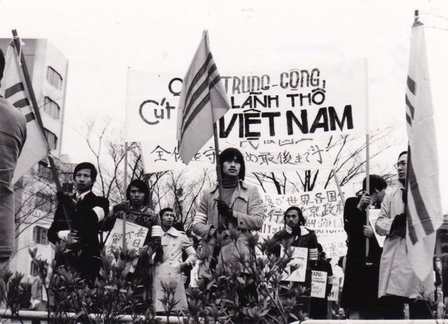 Biểu tình chống Trung Quốc đã trở thành biểu tượng của sự dũng cảm và sự đoàn kết dân tộc. Xem ảnh liên quan để cảm nhận sự bất đắc dĩ của những người dân yêu nước khi đối mặt với sức ép từ phía đối tác hàng đầu của Việt Nam.