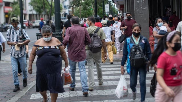 Personas caminando en Guayaquil