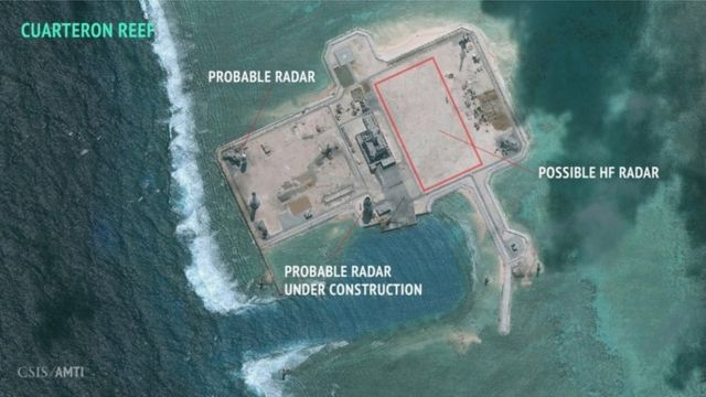 中国が南シナ海の南沙諸島に造成する人工島の衛星写真