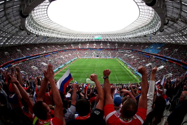 Aficionados rusos en el estadio Luzhniki de Moscú celebran el primer gol de su selección en el Mundial