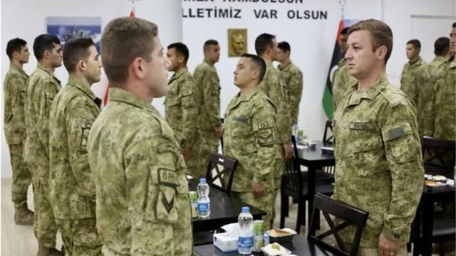 جنود أتراك يشاركون في مأدبة إفطار رمضانية في ليبيا.