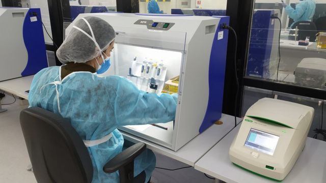 Cientista trabalhando em laboratório de sequenciamento genético