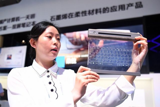 工作人員在智博會上展示"石墨烯柔性透明鍵盤"。