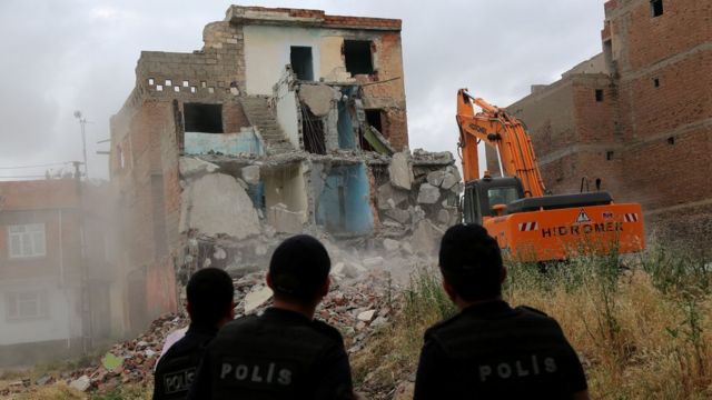 Sur'da kentsel dönüşüm nedeniyle yıkılan bir ev