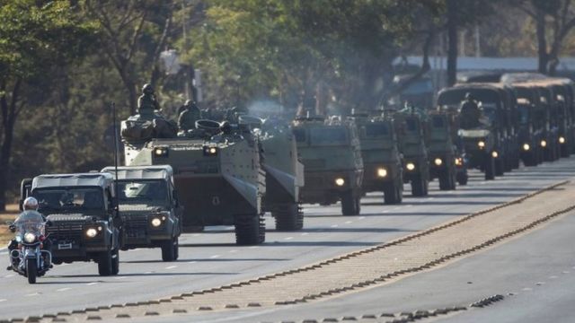 Veículos do Exército exibiram bandeira vermelha e branca da cavalaria, não  de Cuba