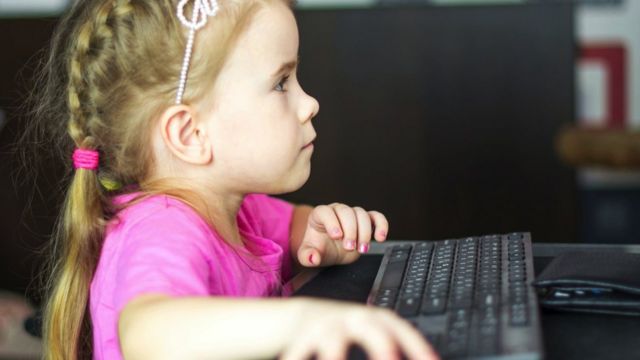 Дівчинка за комп'ютером