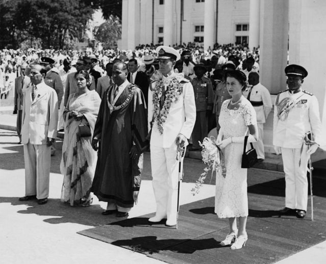 الزوجان يقفان مع رئيس بلدية كولومبو في المستعمرة البريطانية السابقة سريلانكا في أبريل/نيسان 1954