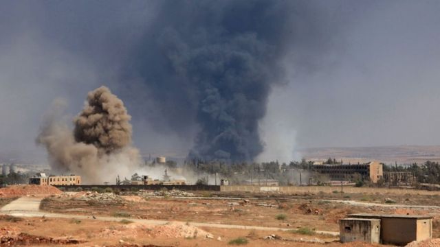 Fumaça amana de posições rebeldes após ataques no sul de Aleppo (18 Agosto 2016)
