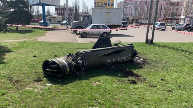 Фрагмент ракеты, упавшей в Краматорске, с надписью "За детей".