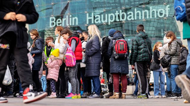 Ucranianos hacen fila para conseguir tarjetas de telefonía móvil en Berlín.