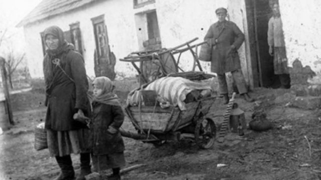 Розкуркулена сім'я біля свого колишнього будинку в селі Удачне Донецької області. 30-ті роки