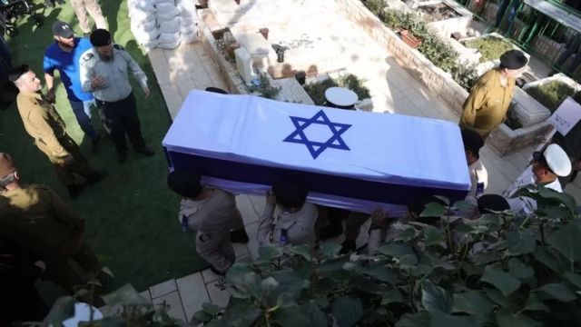 سربازان اسرائیلی در جریان مراسم تشییع جنازه دو برادر اسرائیلی، هیلل و ياگل یانیو، تابوت را حمل می‌کنند