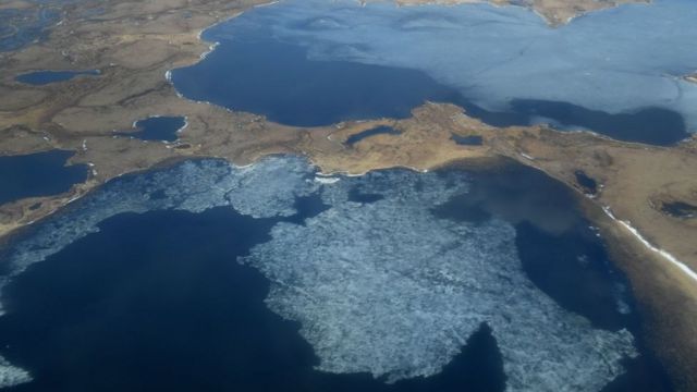 Lagos termokarst formados por el derretimiento del permafrost en Alaska.