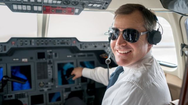 Por qué se ha vuelto tan lucrativo convertirse en piloto de avión comercial  - BBC News Mundo