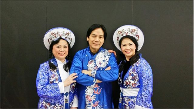 Anh Lê Mạnh Hùng cùng các đồng nghiệp biểu diễn nhạc cụ dân tộc Việt Nam ở Ý