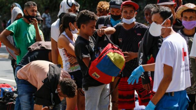 Migrantes venezolanos reciben medicinas en Cúcuta, Colombia.