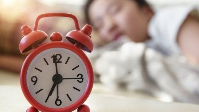 睡眠与健康：“晚10点规律就寝或许有益心脏” - BBC News 中文