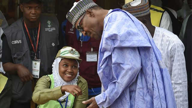 Shuga Buhari a yayin da ya je kada kuri'a