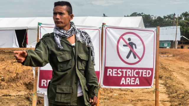 Un guerrillero controla el ingreso a la zona de la X Conferencia de las FARC.