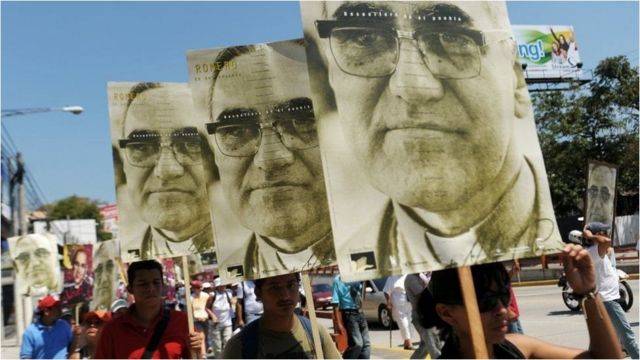 Pancartas con el rostro de monseñor Romero.