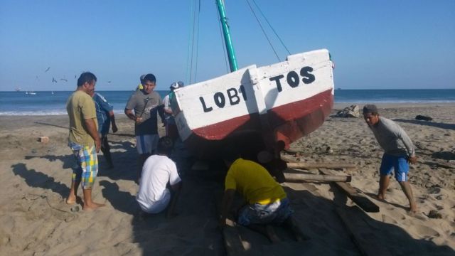 Barco em praia de Lobitos