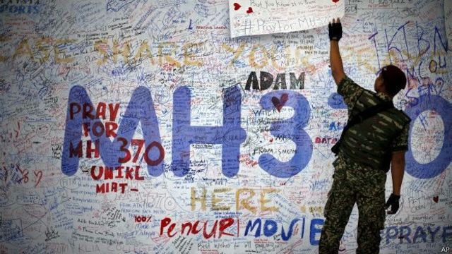 Painel de homenagens aos passageiros do MH370