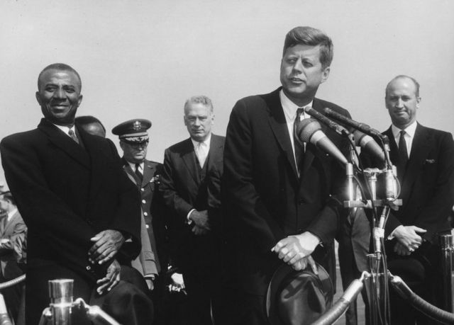 Presiden John F. Kennedy berbicara pada upacara kedatangan Presiden Togo, Sylvanus Olympio