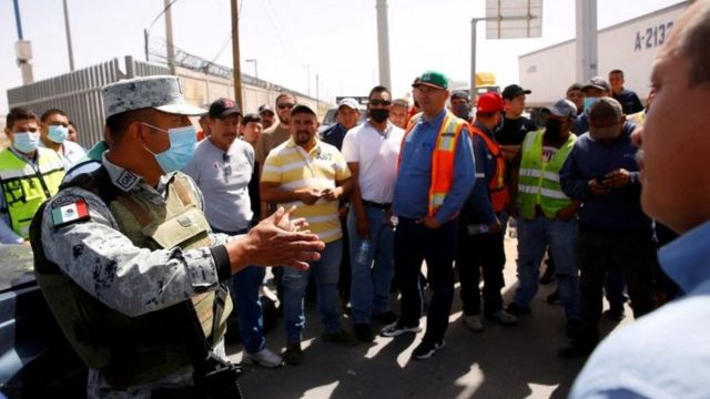 Camioneros en uno de los puestos aduaneros entre México y Estados Unidos.