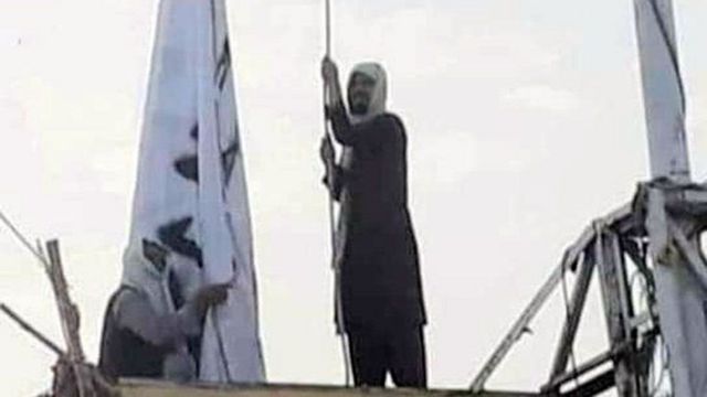 رفع علم طالبان.