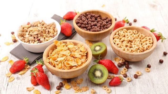 Types of breakfast cereals and flakes.