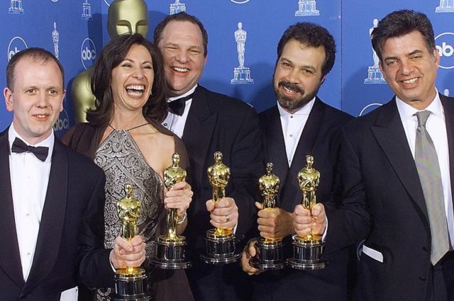 Harvey Weinstein posa con los ganadores del Óscar a la mejor fotografía de la película "Shakespeare in Love" en 1999