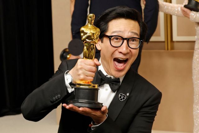 Ke Huy Quan con el Oscar al mejor actor de reparto