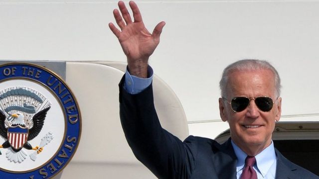 Joe Biden após descer de aeronave americana