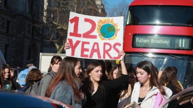 Estudantes do Reino Unido entraram em greve em fevereiro de 2019 em protesto contra a inação diante das mudanças climáticas