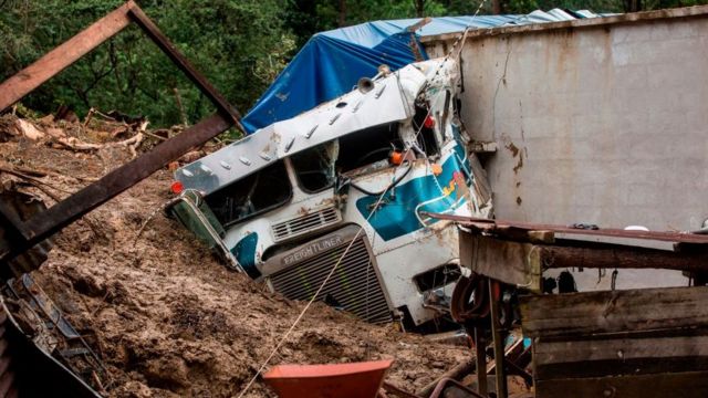 Camión cubierto de barro junto a un edificio en Queja, Guatemala, el 7 de noviembre de 2020